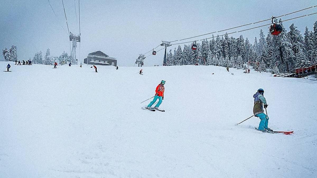Skiers on the slopes at Poiana Brașov · January 2024